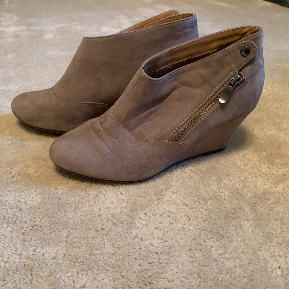 CL by Laundry (Chinese Laundry) Taupe Valarie Wedge Heel Bootie size 10